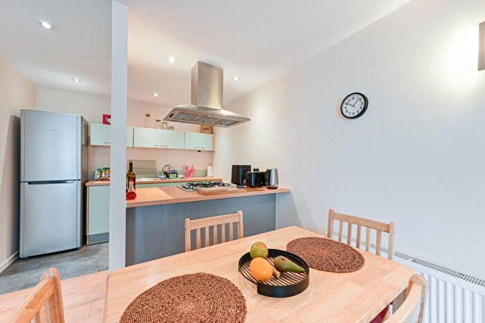 1 Bedroom Flat To Rent In Cold Harbour, Canary Wharf, London, E14