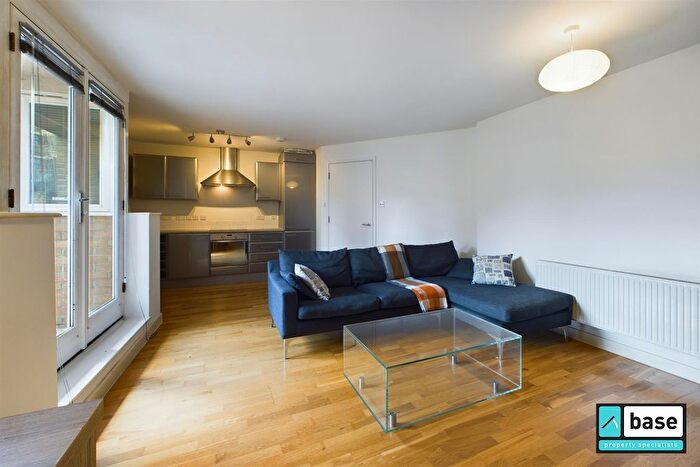 2 Bedroom Flat To Rent In Hackney Road, London, E2