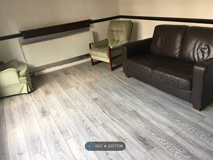 3 Bedroom Maisonette To Rent In Sheffield Square, London, E3