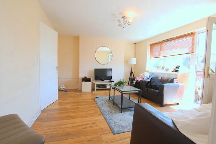 4 Bedroom Flat To Rent In Heathfield Square, London, SW18