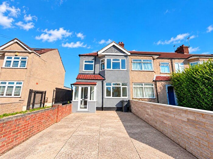 3 Bedroom End Of Terrace House For Sale In Newbury Avenue - Enfield - London -, EN3