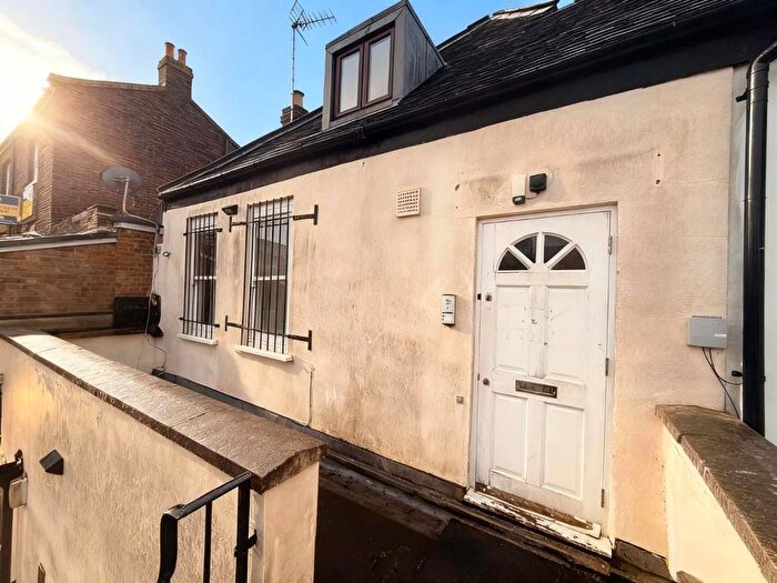 1 Bedroom Flat To Rent In Flat, High Street, Brentwood, CM14