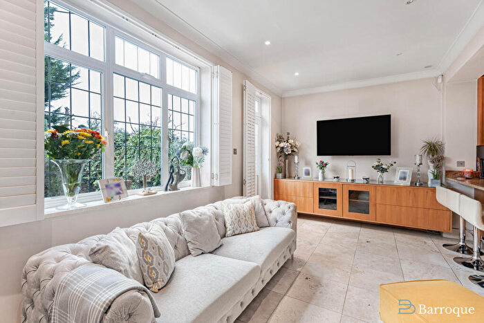 5 Bedroom House For Sale In Leys Gardens, Barnet, EN4