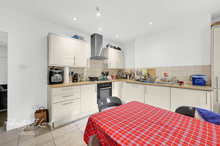 4 Bedroom Terraced House For Sale In Killowen Road, London, E9 - Photo 7
