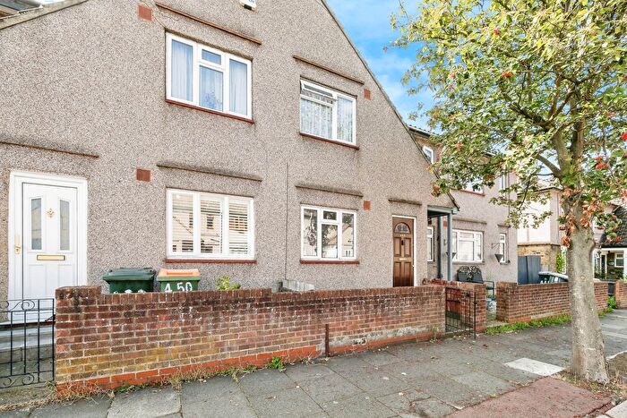 3 Bedroom Maisonette For Sale In Lonsdale Avenue, East Ham, London, E6