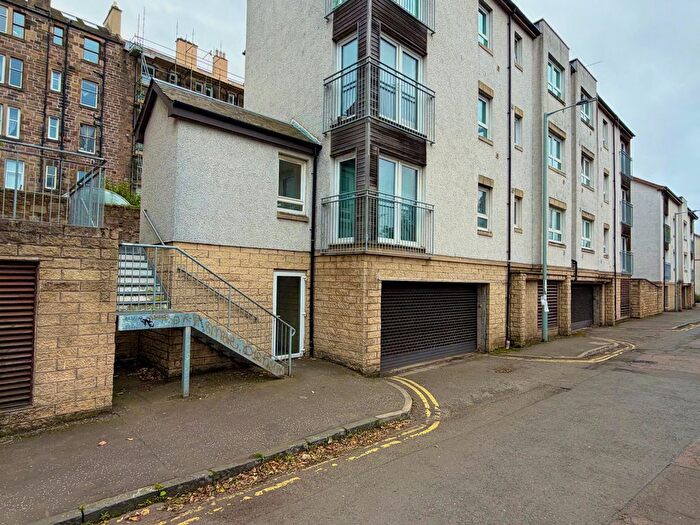 2 Bedroom Flat To Rent In Flat, Clockmill Lane, Edinburgh, EH8