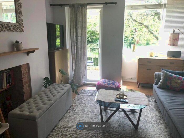 2 Bedroom Flat To Rent In Hayward Gardens, London, SW15