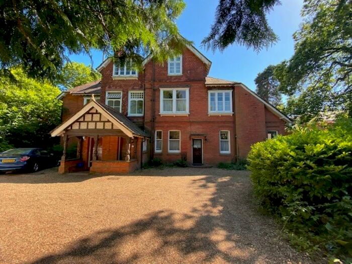 2 Bedroom Apartment To Rent In Queens Road, Weybridge, KT13