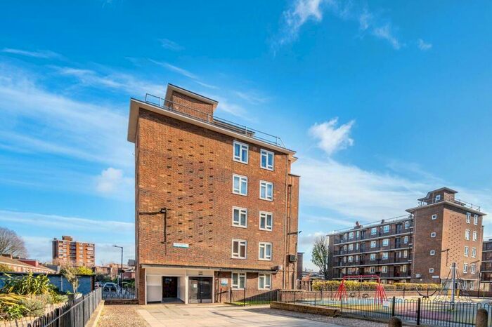 2 Bedroom Flat To Rent In Lytham Street, Elephant And Castle, London, SE17