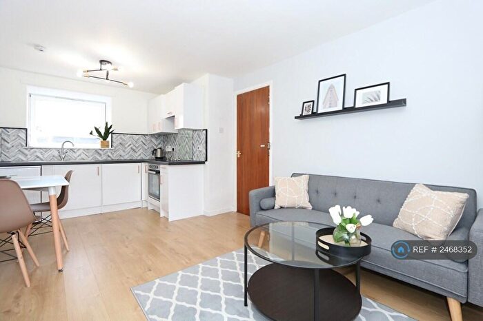 2 Bedroom Flat To Rent In Minerva Court, Glasgow, G3