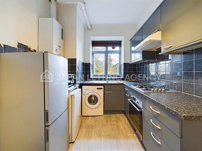 3 Bedroom Flat To Rent In Hamilton Road, London, W5