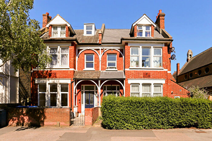 Flat To Rent In King Charles Road, Surbiton, KT5