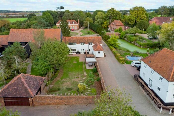 3 Bedroom Country House To Rent In Salisbury Hall, St Albans, AL2