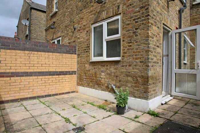 1 Bedroom Flat To Rent In Tooting Bec Road, Tooting Bec, London, SW17