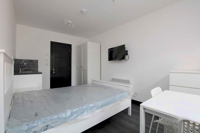 Studio To Rent In Wellington Avenue, Hounslow, TW3