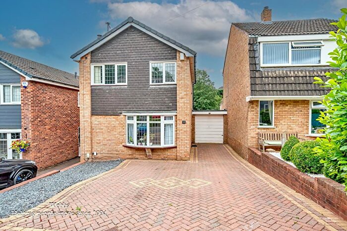 3 Bedroom Link Detached House For Sale In Crestwood Rise, Rugeley, WS15