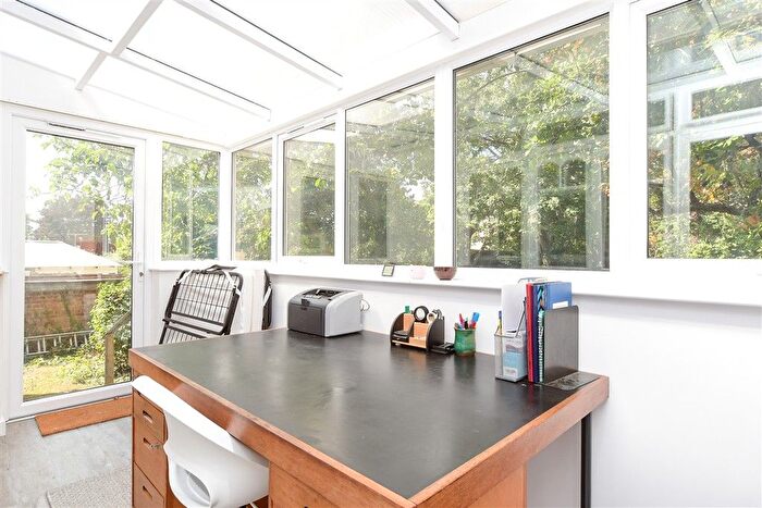 4 Bedroom Semi-detached House For Sale In Hawthorn Road, Wallington, Surrey, SM6