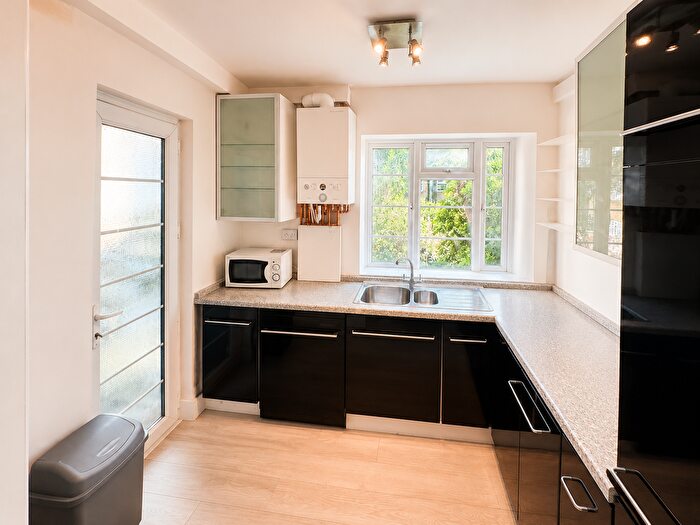 4 Bedroom Flat To Rent In Streatham High Road, London, SW16