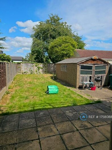 3 Bedroom Semi-Detached House To Rent In Abbotswood Gardens, Ilford, IG5