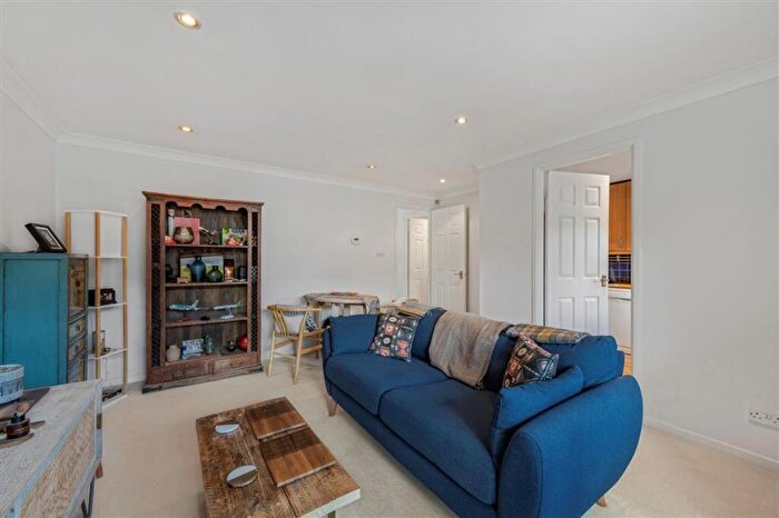 1 Bedroom Flat For Sale In Dovecote Gardens, East Sheen, SW14