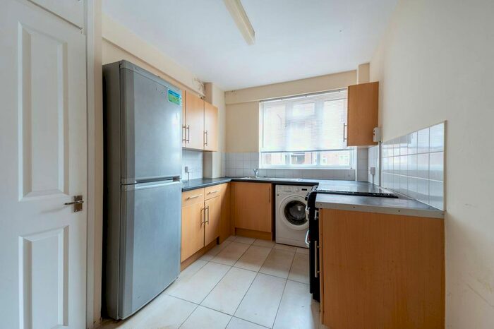 3 Bedroom Flat To Rent In Kingston Hill, Kingston Hill, Kingston Upon Thames, KT2