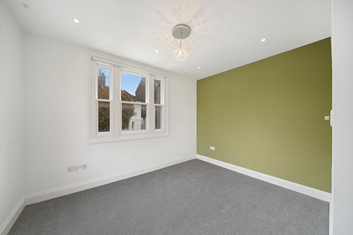 3 Bedroom Flat For Sale In Brougham Road, Acton, London, W3