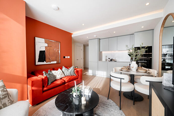 2 Bedroom Apartment For Sale In South Quay Plaza, Canary Wharf, London, E14