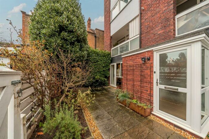 2 Bedroom Flat To Rent In The Crescent, Surbiton, KT6