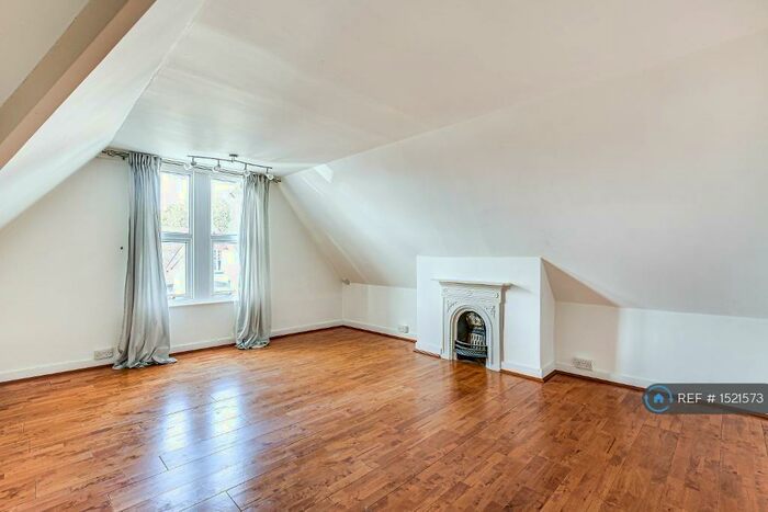 2 Bedroom Flat To Rent In Croham Hurst, South Croydon, CR2