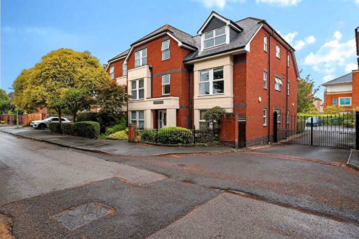 1 Bedroom Flat To Rent In School Lane, Egham, TW20