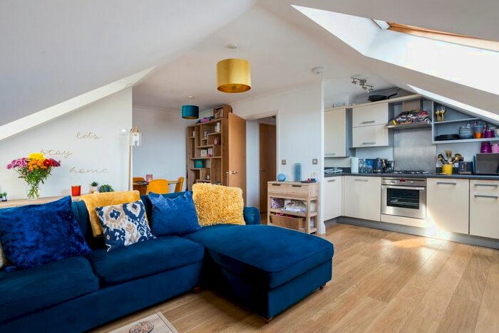 1 Bedroom Flat To Rent In Croydon Road, Caterham, CR3