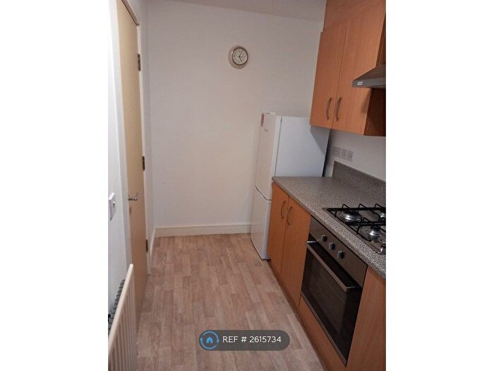 2 Bedroom Flat To Rent In Baldwins Close, Oldham, OL2
