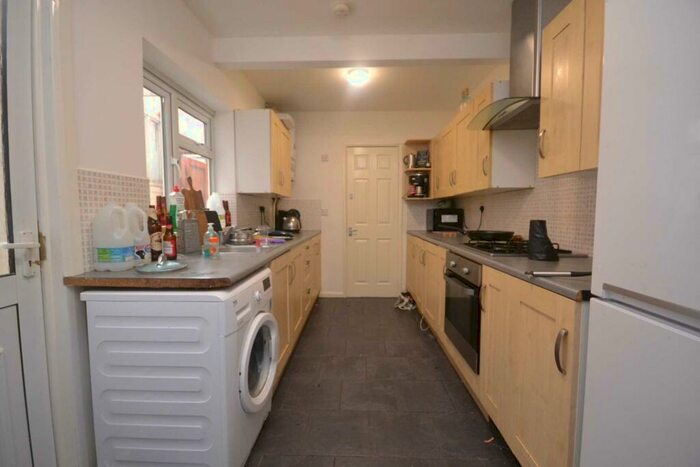 6 Bedroom Terraced House To Rent In Pitcroft Avenue, Reading, RG6