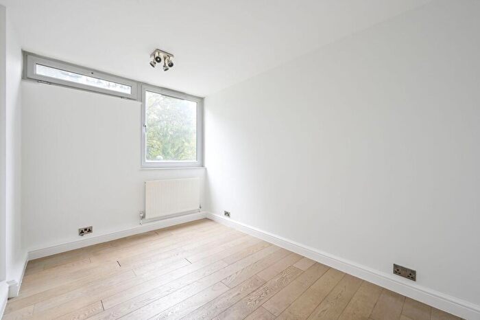 2 Bedroom Flat To Rent In Hindmarsh Close, Shadwell, London, E1