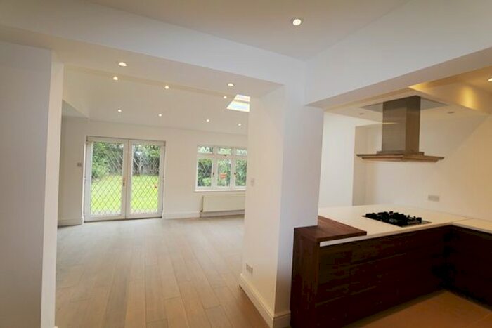 5 Bedroom Semi-Detached House To Rent In Beechwood Gardens, Ilford, Essex IG5