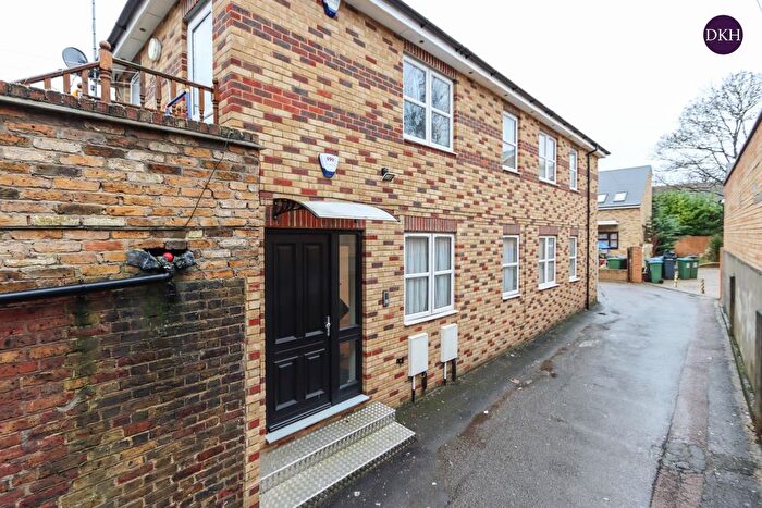 2 Bedroom Flat To Rent In St. Albans Road, Watford, Hertfordshire, WD17