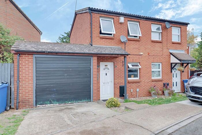1 Bedroom Semi-detached House For Sale In Water Lane, Purfleet-On-Thames, RM19