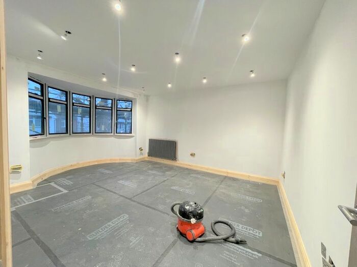 3 Bedroom Flat To Rent In Hervey Close, London, N3