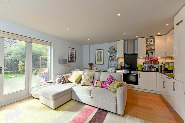 2 Bedroom Flat To Rent In Denning Mews, London, SW12