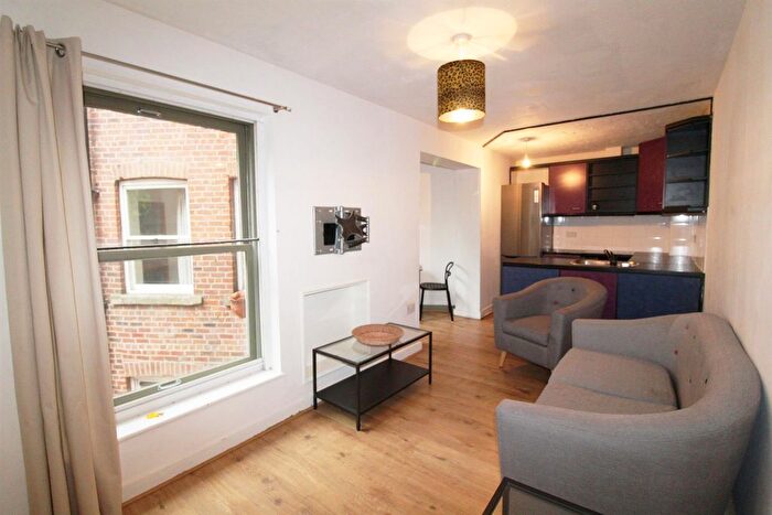 1 Bedroom Flat To Rent In The Chandlers, Leeds, LS2