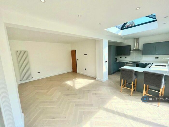 5 Bedroom Bungalow To Rent In Willow Gardens, Ruislip, HA4