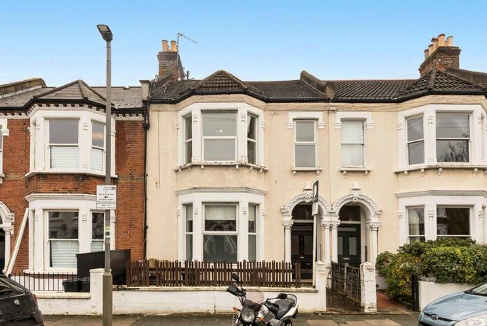 3 Bedroom Flat To Rent In Carminia Road, London, SW17