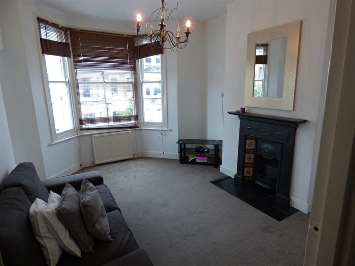 2 Bedroom Flat To Rent In Prideaux Road, London, SW9