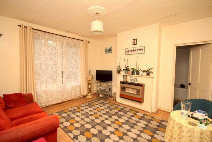 2 Bedroom Flat To Rent In Amhurst Road, Hackney, London, E8