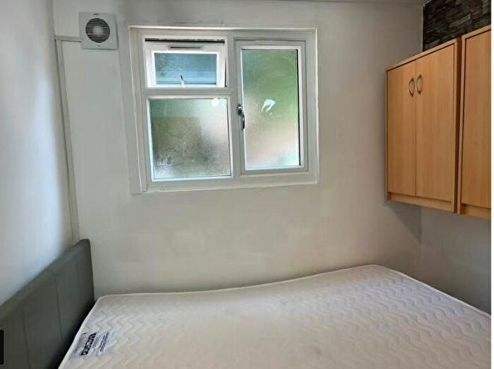Studio To Rent In Radnor Close, London, CR4