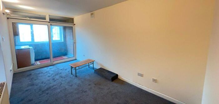 3 Bedroom Flat To Rent In North Road, UB1