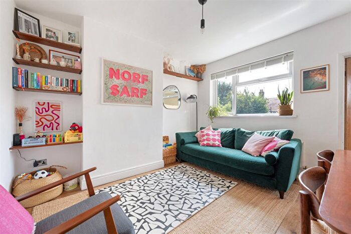 2 Bedroom Flat For Sale In Byron Road, Walthamstow, E17