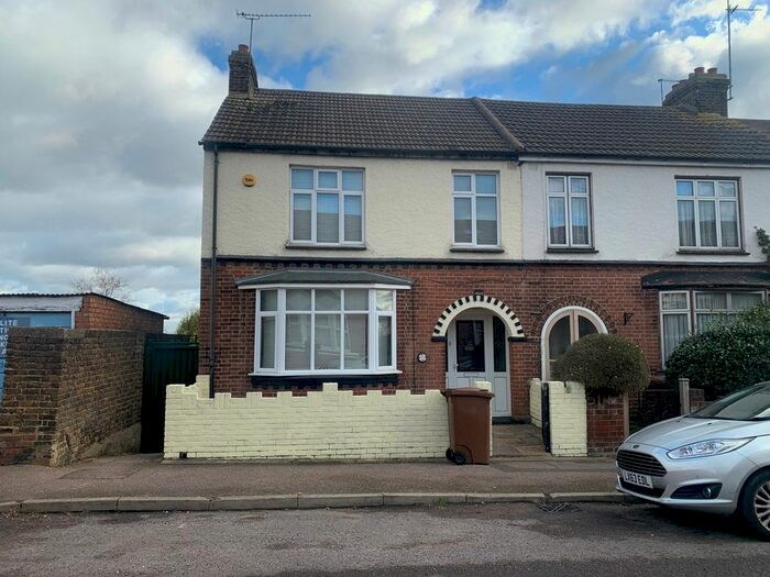 3 Bedroom End Of Terrace House To Rent In Maple Avenue, Gillingham, Kent ME7