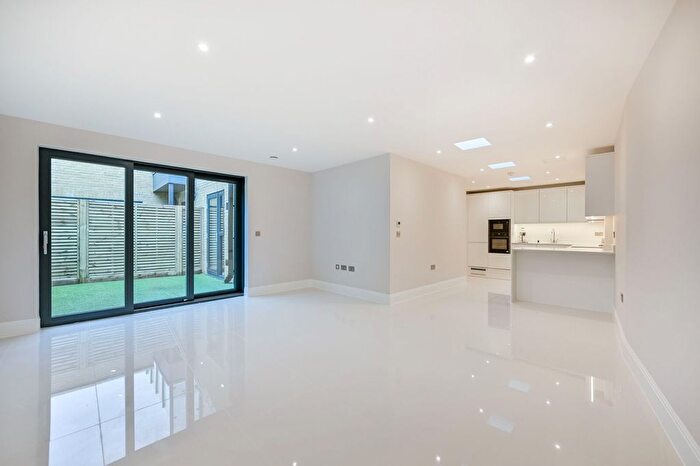 2 Bedroom Flat For Sale In Merton Road, South Wimbledon, London, SW19