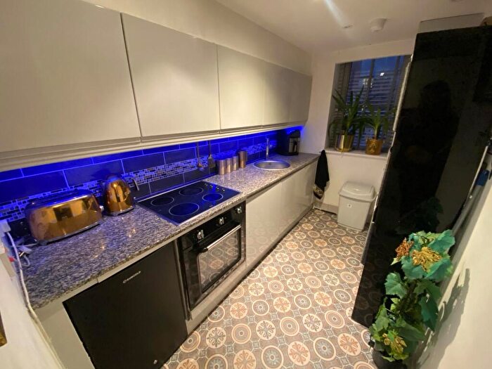 2 Bedroom Apartment To Rent In Royal Quay, L3